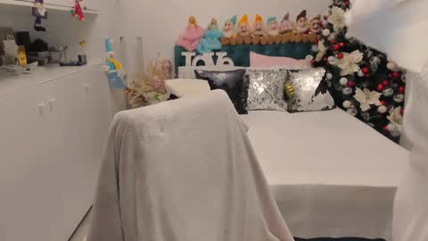 Snapshot of prettyblackeyes chatting on 12/17/24, 06:56 wilma online show from 12/17/24, 06:56