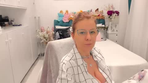 Snapshot of prettyblackeyes chatting on 02/17/25, 06:31 wilma online show from 02/17/25, 06:31