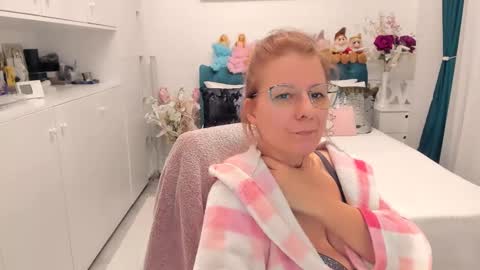 Snapshot of prettyblackeyes chatting on 02/19/25, 10:12 wilma online show from 02/19/25, 10:12