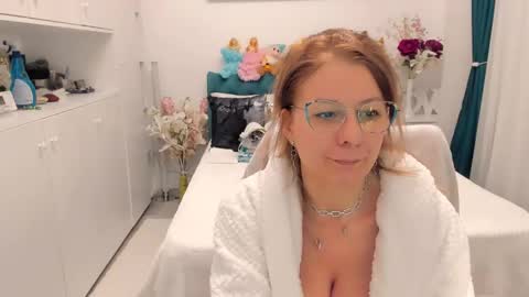 Snapshot of prettyblackeyes chatting on 02/20/25, 10:05 wilma online show from 02/20/25, 10:05