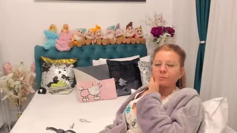 Snapshot of prettyblackeyes chatting on 02/27/25, 10:15 wilma online show from 02/27/25, 10:15