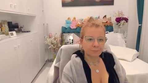 Snapshot of prettyblackeyes chatting on 03/01/25, 02:37 wilma online show from 03/01/25, 02:37