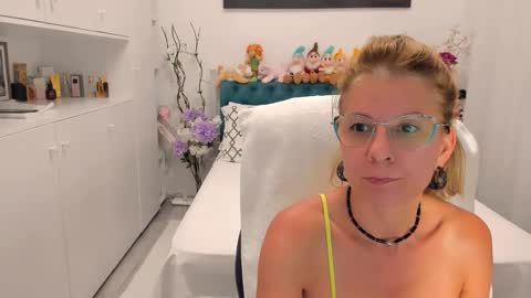 Snapshot of prettyblackeyes chatting on 09/14/25, 08:41 wilma online show from 09/14/25, 08:41