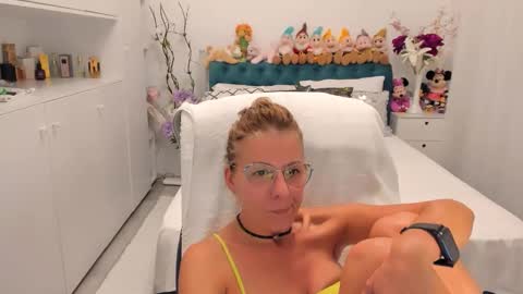 Snapshot of prettyblackeyes chatting on 09/15/25, 10:32 wilma online show from 09/15/25, 10:32