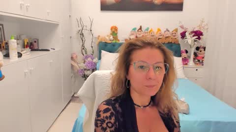 Snapshot of prettyblackeyes chatting on 09/23/25, 06:38 wilma online show from 09/23/25, 06:38