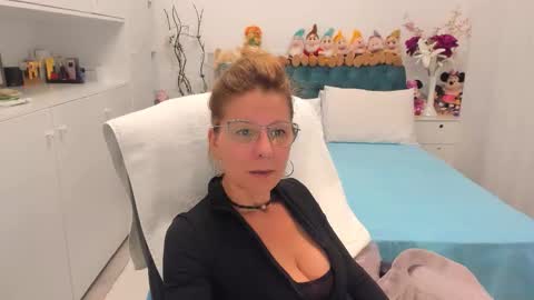 Snapshot of prettyblackeyes chatting on 09/24/25, 09:29 wilma online show from 09/24/25, 09:29