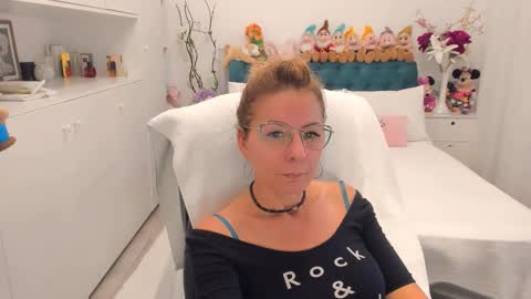 Snapshot of prettyblackeyes chatting on 09/30/25, 06:29 wilma online show from 09/30/25, 06:29