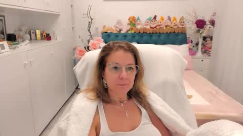 Snapshot of prettyblackeyes chatting on 10/22/25, 09:03 wilma online show from 10/22/25, 09:03