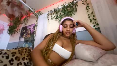 Snapshot of prettyblackgal chatting on 11/15/25, 07:05 prettyblackgal online show from 11/15/25, 07:05