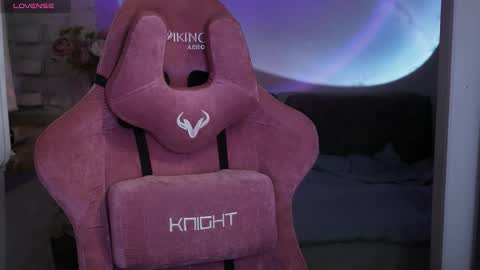 Snapshot of prettybones chatting on 12/13/25, 11:43 Violet online show from 12/13/25, 11:43