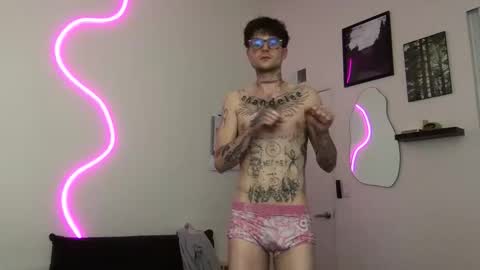 Snapshot of prettyboyszn chatting on 12/15/25, 03:33 pretty boy online show from 12/15/25, 03:33