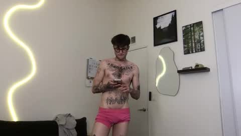 Snapshot of prettyboyszn chatting on 12/17/25, 02:39 pretty boy online show from 12/17/25, 02:39