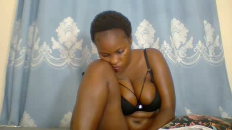 Snapshot of prettydarkskin002 chatting on 10/13/25, 06:46 SHANIA online show from 10/13/25, 06:46