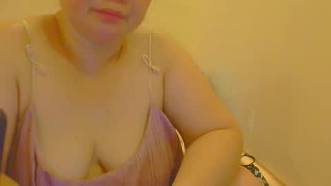 Snapshot of prettynhing chatting on 04/18/26, 03:43 Nhing online show from 04/18/26, 03:43