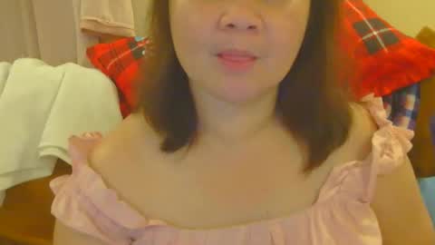 Snapshot of prettynhing chatting on 05/17/26, 12:56 Nhing online show from 05/17/26, 12:56