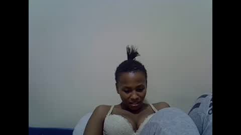 Snapshot of prettyqueenn1 chatting on 02/15/25, 09:48 sharon online show from 02/15/25, 09:48