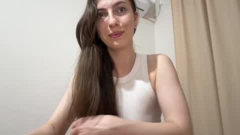 Snapshot of prettyyy_angel chatting on 05/31/26, 06:42 prettyyy_angel online show from 05/31/26, 06:42