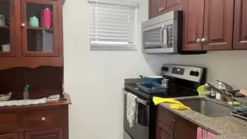 Snapshot of prettyyykittyyy22 chatting on 09/30/25, 06:02 prettyyykittyyy22 online show from 09/30/25, 06:02