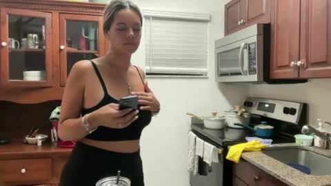 Snapshot of prettyyykittyyy22 chatting on 11/17/25, 01:11 prettyyykittyyy22 online show from 11/17/25, 01:11