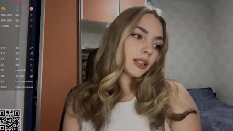 Snapshot of pricillahoinacki chatting on 12/19/25, 06:59 Amelia online show from 12/19/25, 06:59