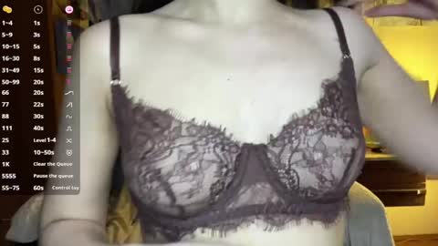 Snapshot of pricillahoinacki chatting on 04/25/26, 01:41 Amelia online show from 04/25/26, 01:41