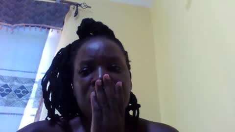 Snapshot of princessmiles2 chatting on 05/12/26, 05:59 phelly online show from 05/12/26, 05:59