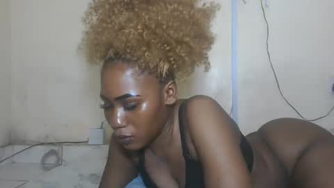 Snapshot of princesssweetass2 chatting on 11/01/25, 05:37 FENNY online show from 11/01/25, 05:37