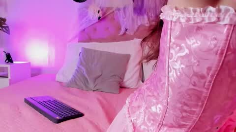 Pretty Moon online show from 10/31/25, 01:34