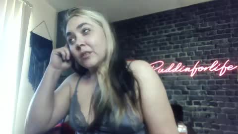 Snapshot of puddinforlife chatting on 04/21/26, 01:39 Krystle online show from 04/21/26, 01:39