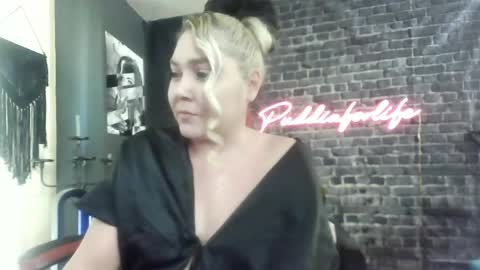 Snapshot of puddinforlife chatting on 05/08/26, 01:27 Krystle online show from 05/08/26, 01:27