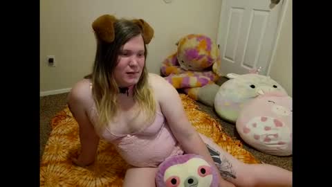 Snapshot of puppygirllovestobeg chatting on 05/02/26, 04:28 puppygirllovestobeg online show from 05/02/26, 04:28