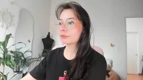 Snapshot of purple_opal chatting on 04/23/26, 05:15 Vero online from Tuesday to Sunday online show from 04/23/26, 05:15