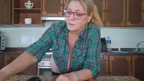 Snapshot of pussy_boom4u chatting on 11/18/25, 09:03 Mary online show from 11/18/25, 09:03