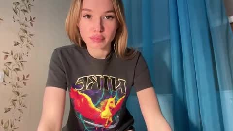 Snapshot of pussymoneywet chatting on 09/24/25, 02:42 Lina online show from 09/24/25, 02:42