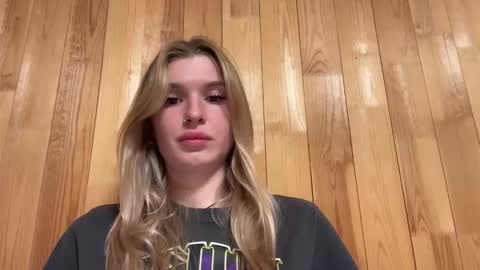 Snapshot of pussymoneywet chatting on 09/25/25, 02:43 Lina online show from 09/25/25, 02:43