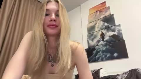 Snapshot of pussymoneywet chatting on 10/04/25, 09:02 Lina online show from 10/04/25, 09:02