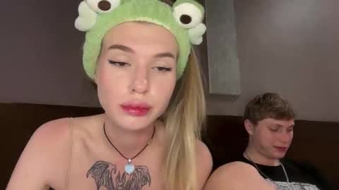 Snapshot of pussymoneywet chatting on 10/17/25, 09:06 Lina online show from 10/17/25, 09:06