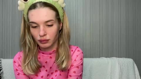 Snapshot of pussymoneywet chatting on 11/03/25, 12:06 Lina online show from 11/03/25, 12:06