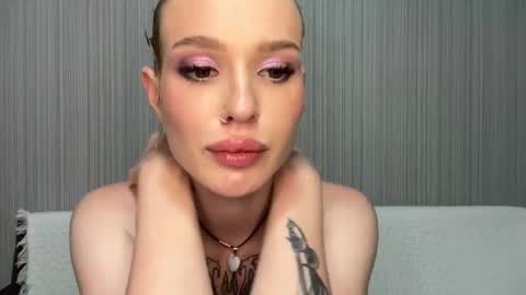 Snapshot of pussymoneywet chatting on 11/18/25, 12:31 Lina online show from 11/18/25, 12:31