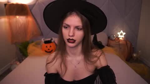 Snapshot of pussyonluck chatting on 10/31/25, 07:09 Ellie online show from 10/31/25, 07:09