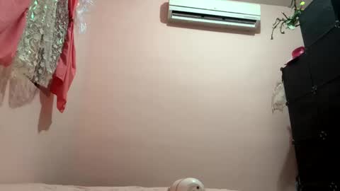 Snapshot of pussypoppinx20 chatting on 12/31/24, 12:54 Sarah online show from 12/31/24, 12:54