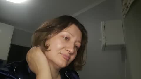 Snapshot of qenau22 chatting on 02/19/25, 08:52 Anna online show from 02/19/25, 08:52