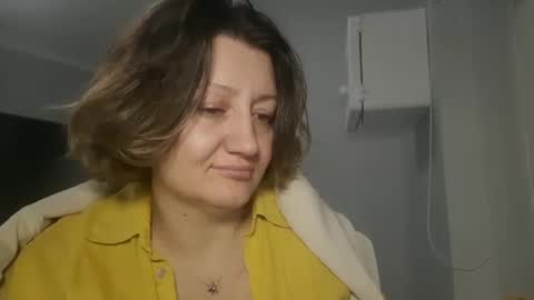 Snapshot of qenau22 chatting on 02/20/25, 12:52 Anna online show from 02/20/25, 12:52