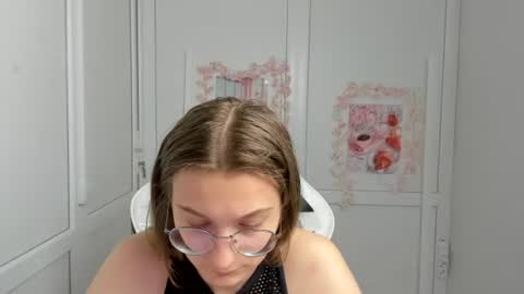 Snapshot of queen_amelie chatting on 06/14/26, 08:05 Amelie online show from 06/14/26, 08:05