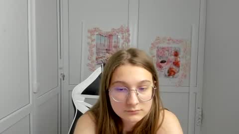 Snapshot of queen_amelie chatting on 06/18/26, 09:14 Amelie online show from 06/18/26, 09:14