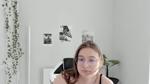 Snapshot of queen_amelie chatting on 06/21/26, 08:06 Amelie online show from 06/21/26, 08:06
