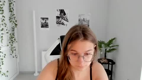 Snapshot of queen_amelie chatting on 07/11/26, 08:17 Amelie online show from 07/11/26, 08:17