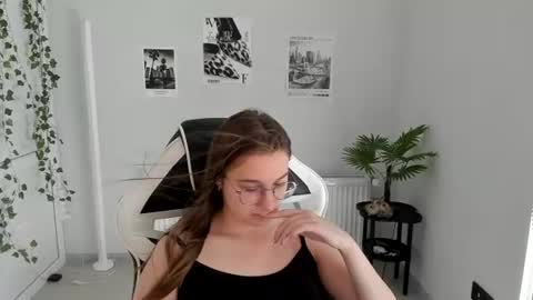 Snapshot of queen_amelie chatting on 07/17/26, 07:04 Amelie online show from 07/17/26, 07:04