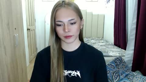 Snapshot of queen_heart0 chatting on 03/25/26, 02:06 shawny online show from 03/25/26, 02:06