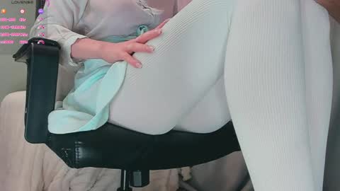 Snapshot of queen_nylon chatting on 05/06/26, 02:55 Carly online show from 05/06/26, 02:55